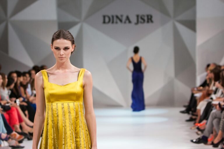 image d'un manequin lors d'un defilé haute couture