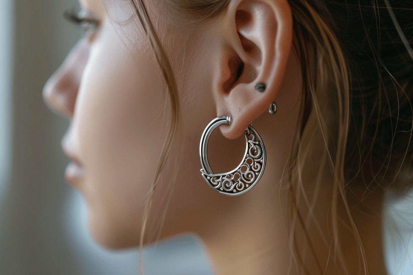 Gros plan sur des boucles d'oreilles ornées d'un motif ajouré en argent.