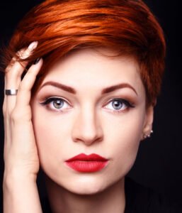 femme rousse coupe de cheveux tendance pixie