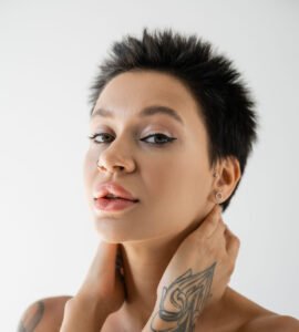 jeune femme tatouée coupe de cheveux courte pixie