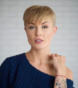 femme blonde coiffure pixie tendance 2025