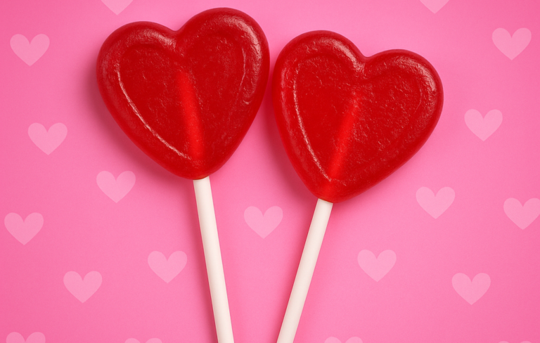 sucettes en forme de coeur sur fond rose