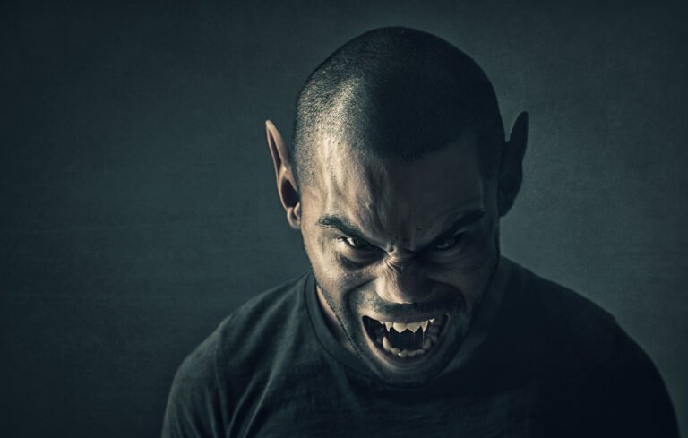 vampire humain au crane rasé et oreille pointu.