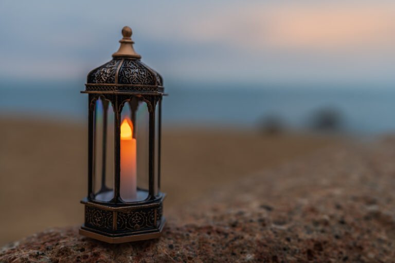 Lanterne avec une bougie le soir sur la plage