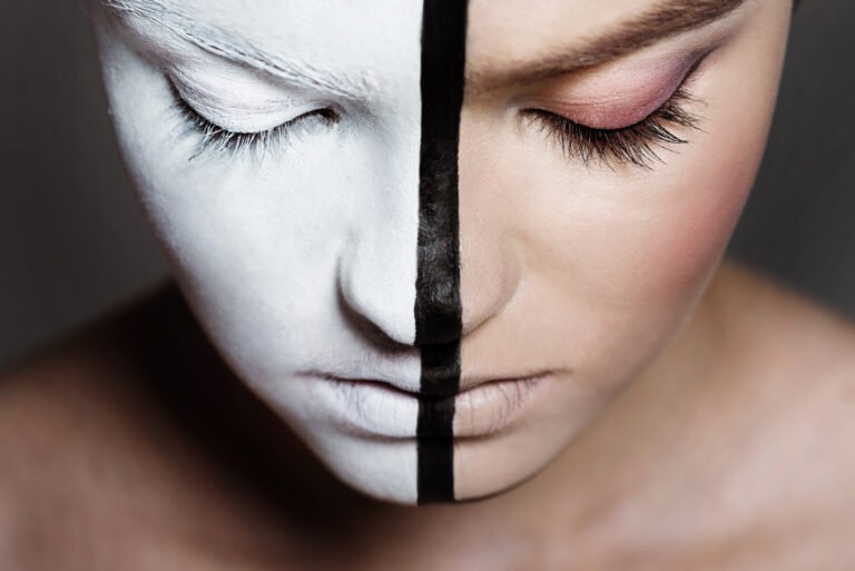 visage de femme séparé en deux avec du maquillage