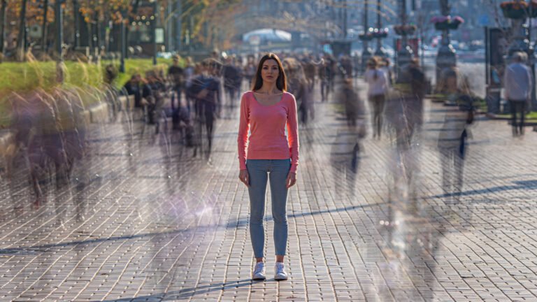 femme dans la foule avec un effet figé pour exprimer la perte de repère