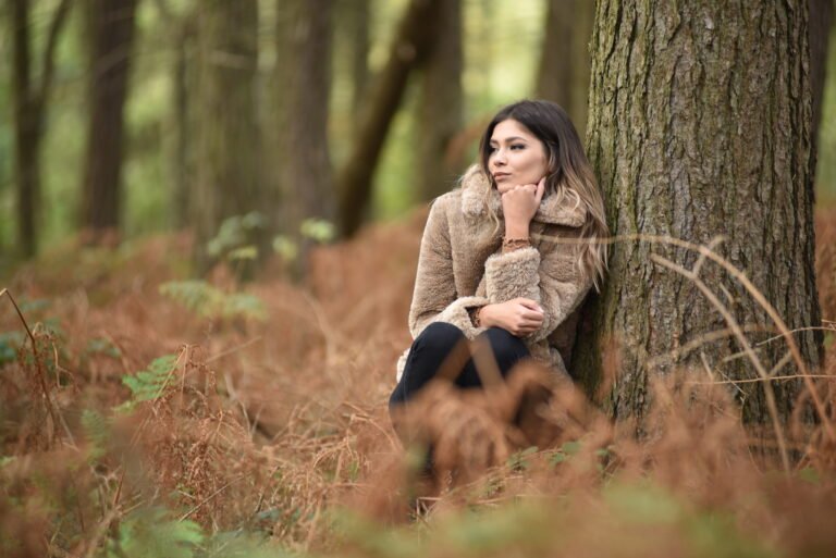 femme pensive seule dans la forêt