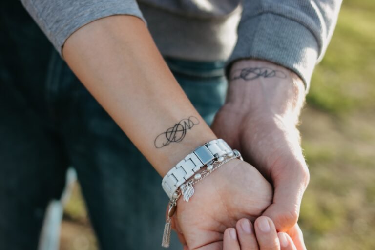 tatouage couple symbole amour eternel