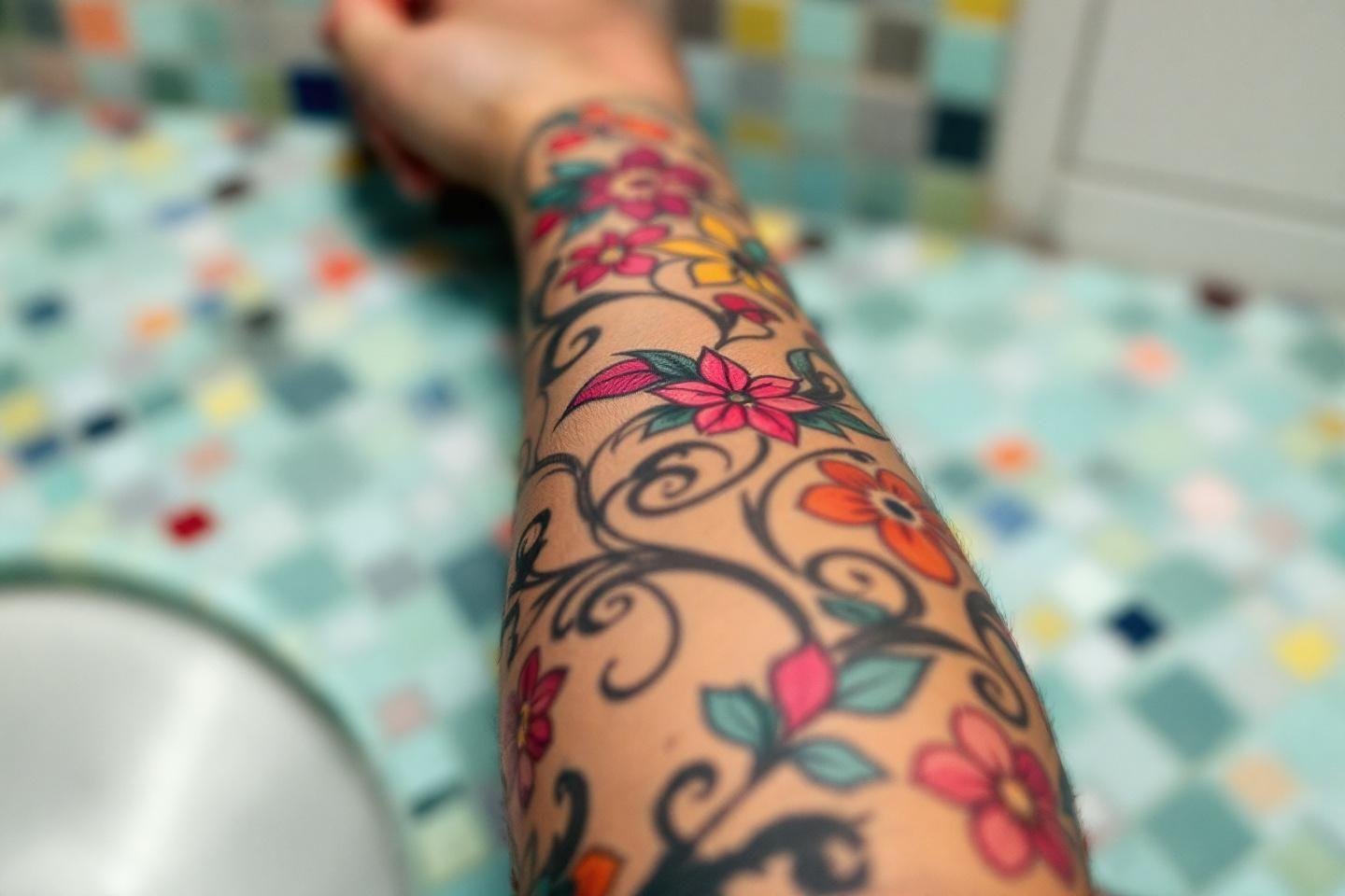 Tatouage et bain : combien de temps attendre après la séance pour aller dans l'eau ?