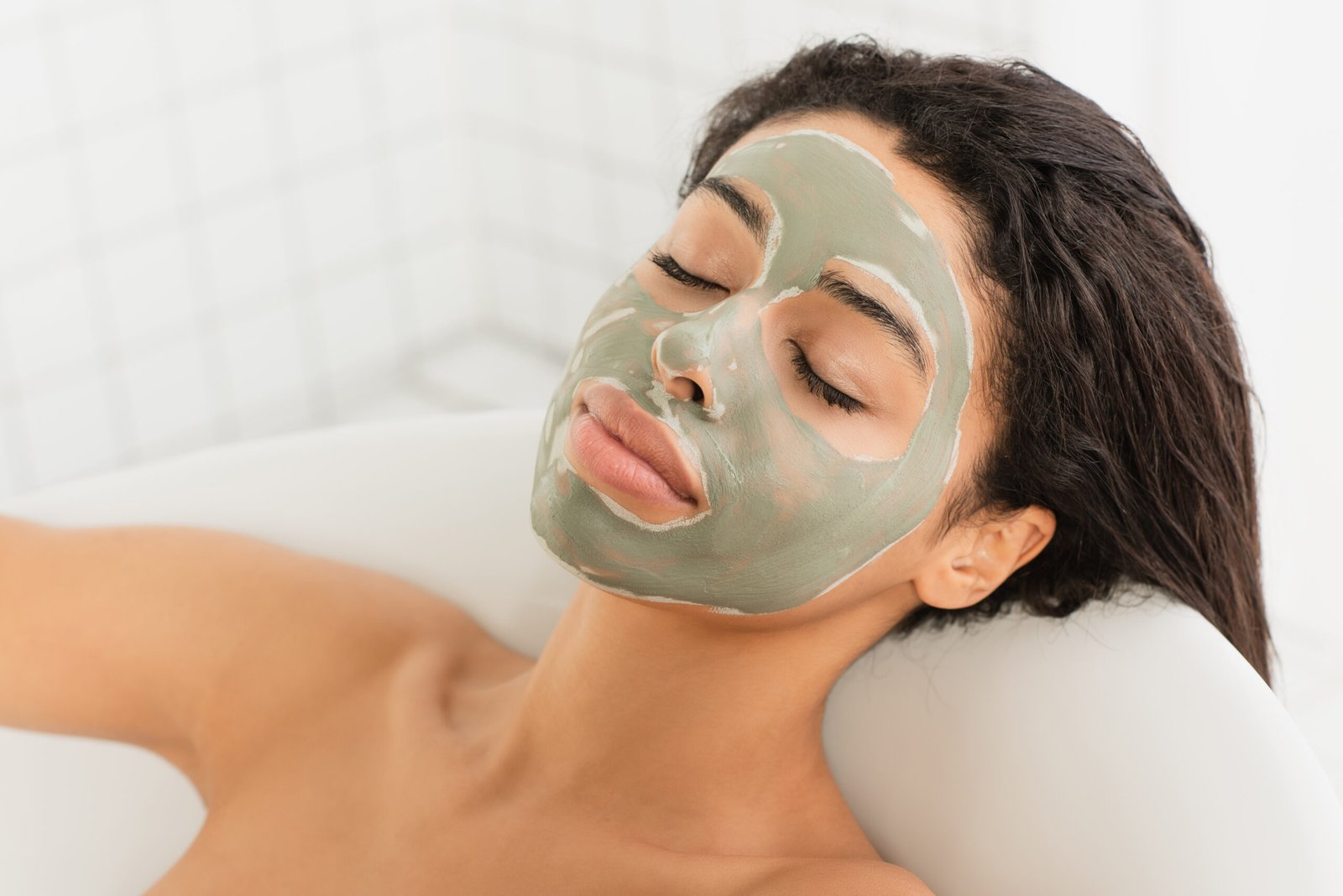femme dans un spa avec un masque de soin du visage.