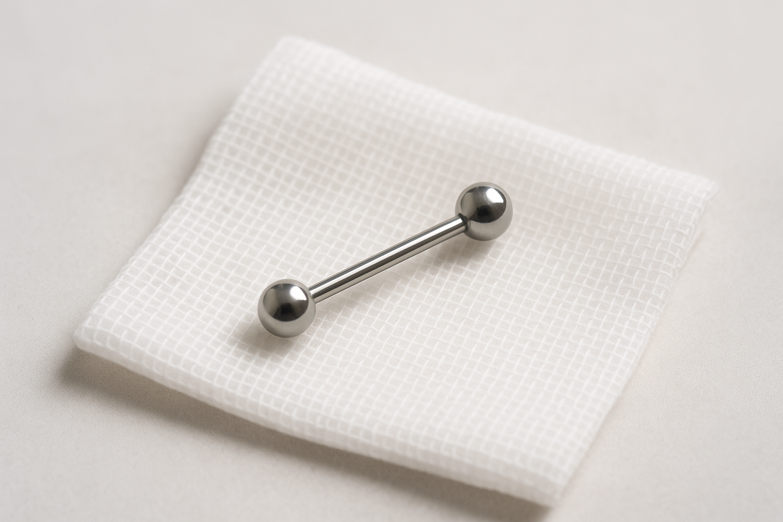 piercing barbell sur une compresse stérile