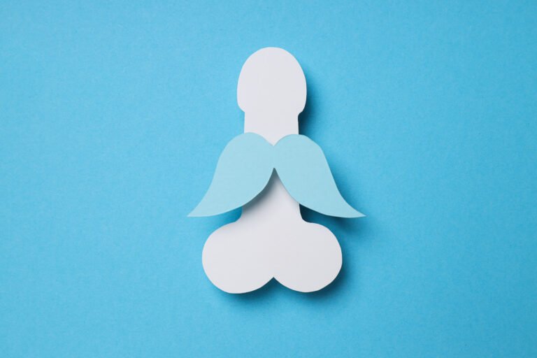 ange en papier en forme de pénis pour symboliser l'érection