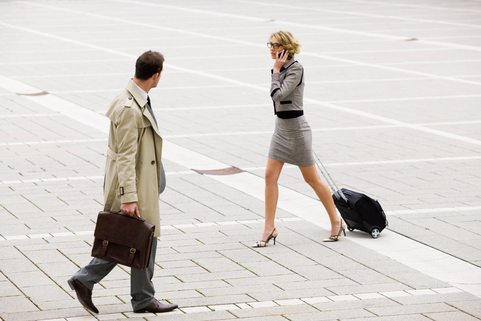 buisness man se retourne dans la rue pour regarder une femme en taileur jupe courte classe