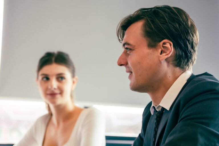 homme et femme se regardant de coté